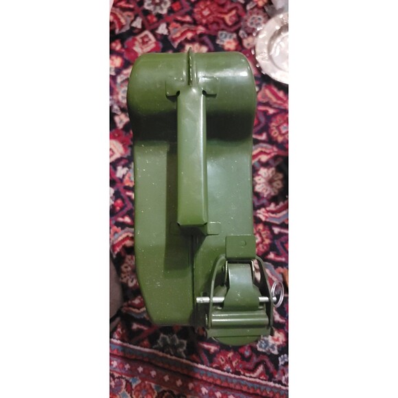 2.5 Gallon 10L Jerry Can Gas Steel Tank Green Military NATO Style - Picture 8 of 10